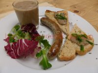 Bärlauchwürstchen mit würziger Sauce und buntem Salat