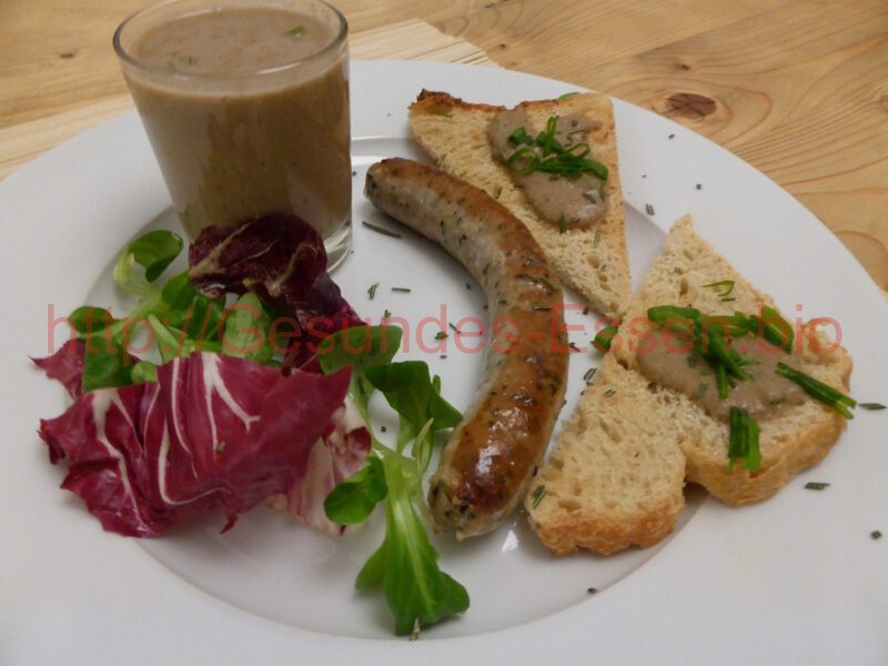 You are currently viewing Bärlauchwürstchen mit würziger Sauce und buntem Salat