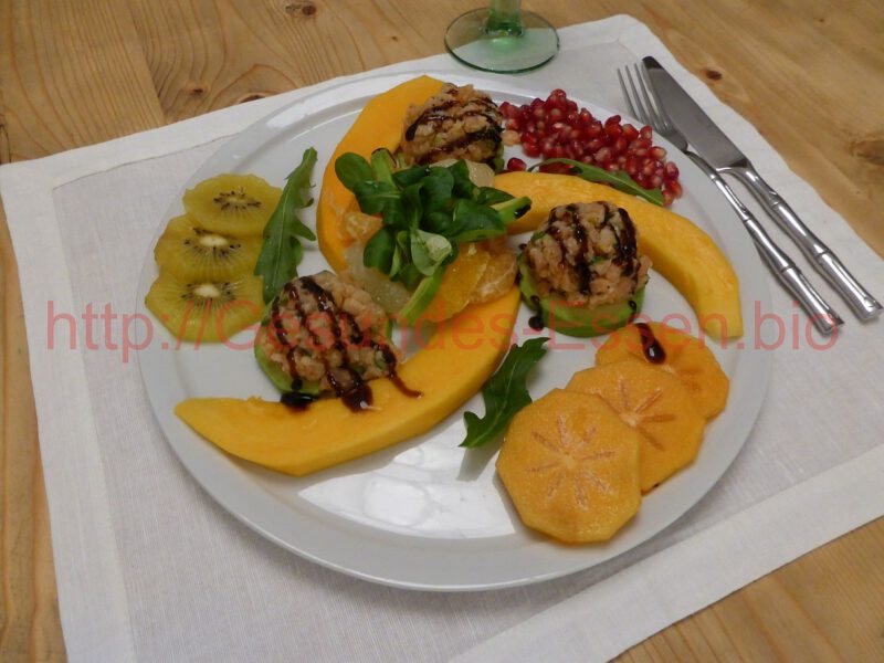 You are currently viewing Tartar vom Wildlachs auf Avocado an orientalischen Früchten mit Salat