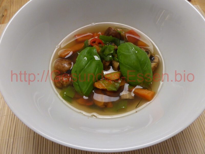 Read more about the article Scharfe vegane Knollen- und Wurzelsuppe