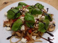 Mozzarella mit Tomaten auf Pasta