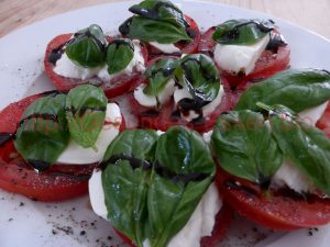 Read more about the article Mozzarella auf Tomaten mit Basilikum