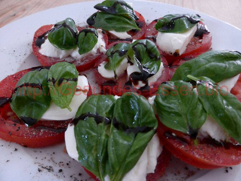 You are currently viewing Mozzarella auf Tomaten mit Basilikum