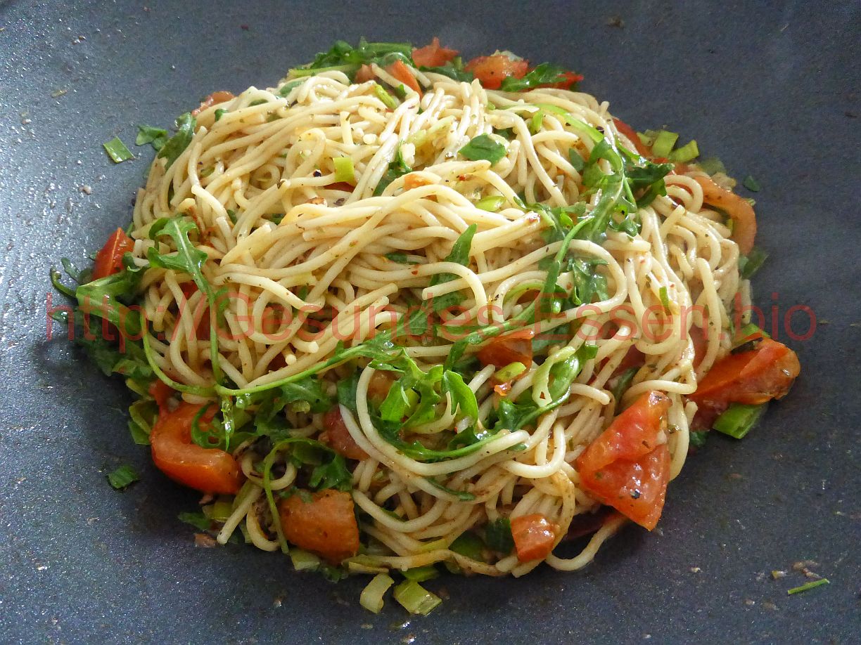 Heiße Kamut-Spaghetti unter kaltem Salat