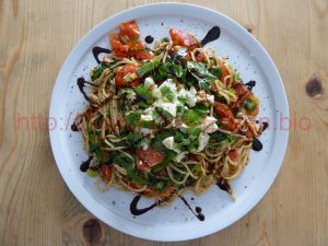 Read more about the article Heiße Kamut-Spaghetti unter kaltem Salat