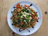 Heiße Kamut-Spaghetti unter kaltem Salat