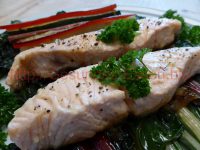 Lachs mit Ingwer-Zitrone auf buntem Mangold