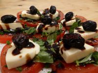 Mozzarella mit Basilikum und Zitronenmelisse