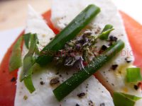 Feta-Tomate mit Minzeblüten