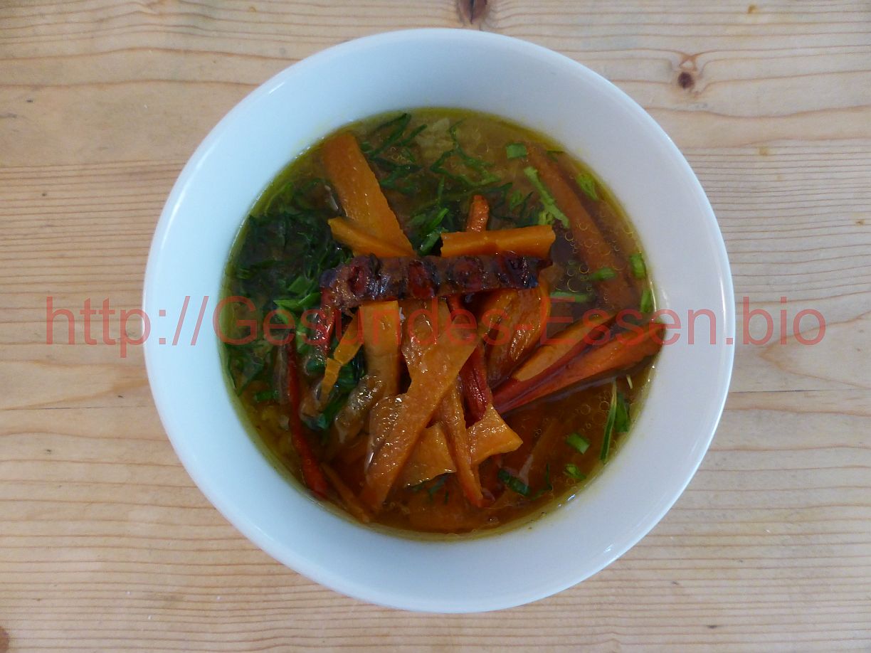 Frühstückssuppe mit Kurkuma und Zucchini - Gesundes-Essen.bio