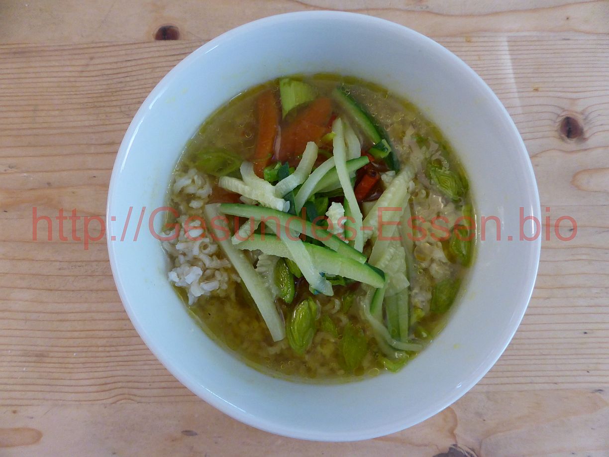 Frühstückssuppe mit Kurkuma und Zucchini - Gesundes-Essen.bio