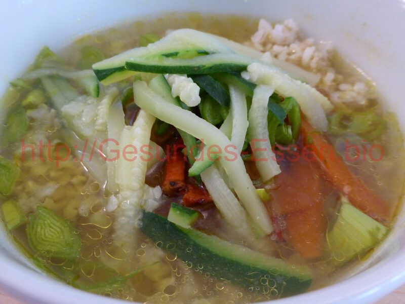 Frühstückssuppe mit Kurkuma und Zucchini - Gesundes-Essen.bio