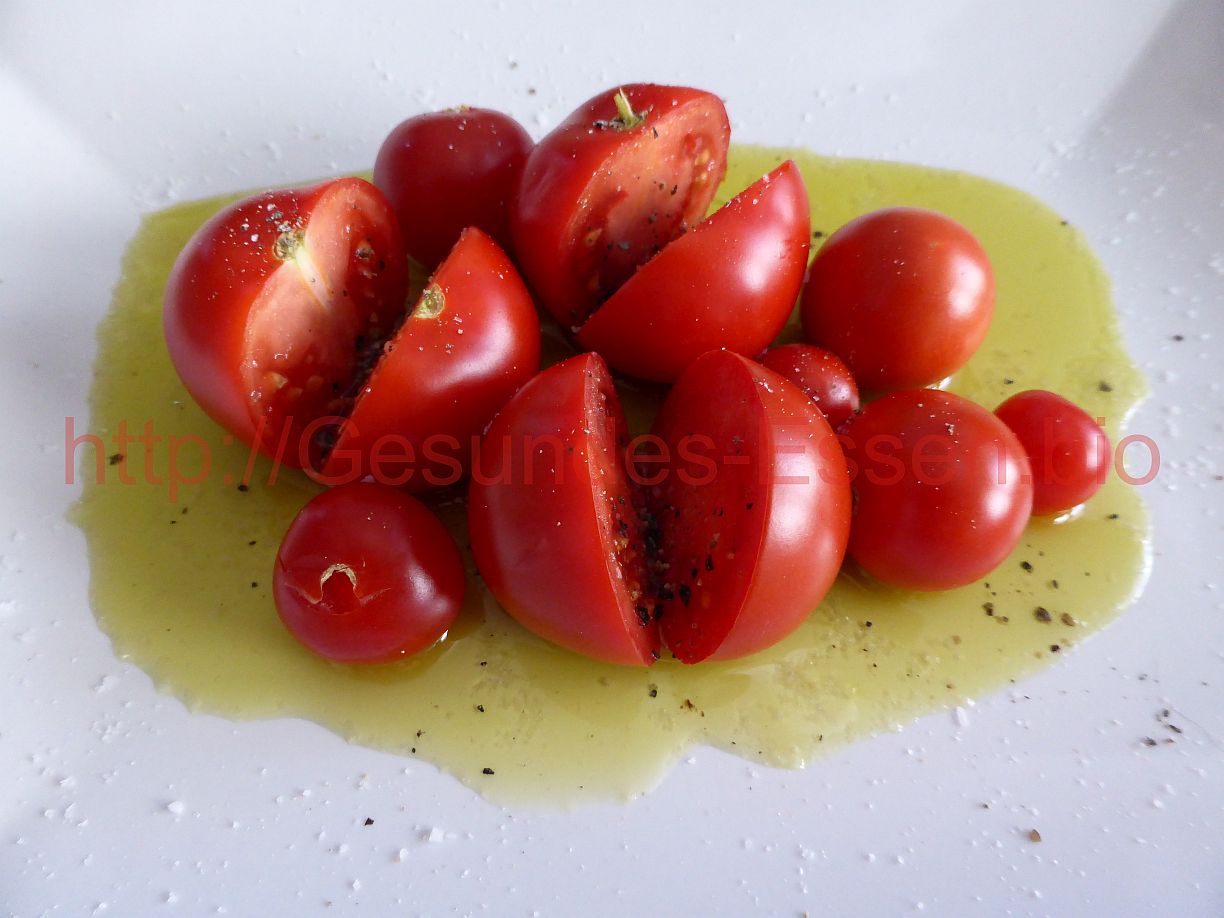 Ein Tomaten-Kräutersalat entsteht