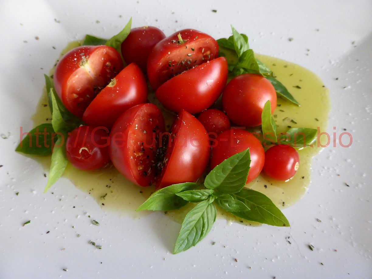 Ein Tomaten-Kräutersalat entsteht