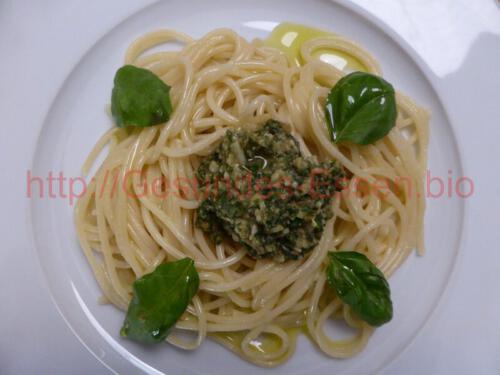 "Basilikum-Pesto auf Kamut-Spaghetti 02"