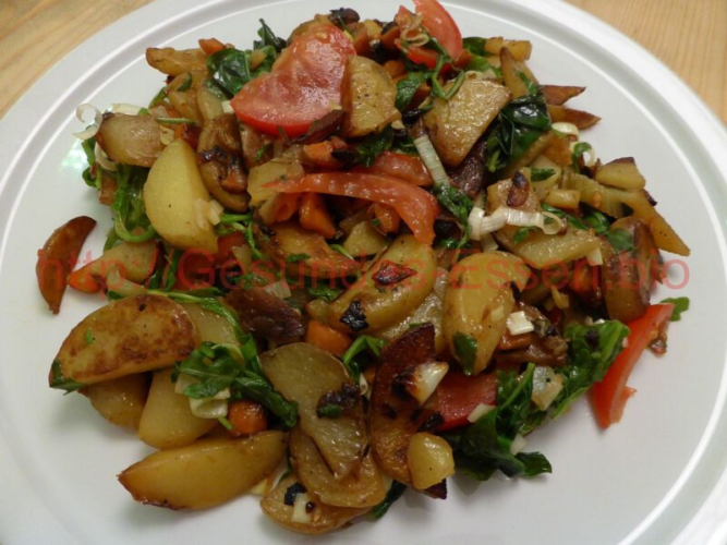 "Bratkartoffeln mit Salat 03"