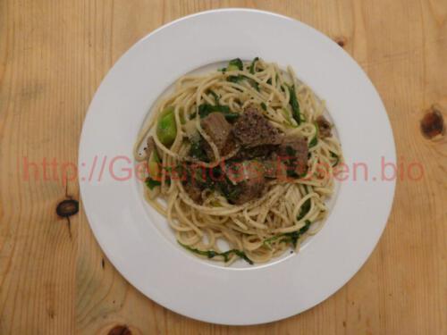"Gulasch auf Kammut mit Ruccola 01"