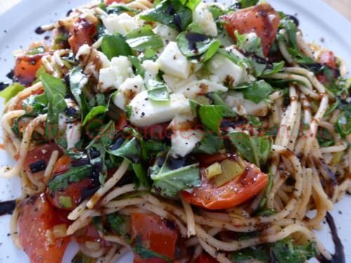 Heiße_Kammutspaghetti_unter_kaltem_Salat_5