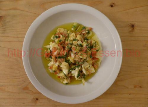 "Ketogenes Essen - Tomate mit Mozzarella und Ei"