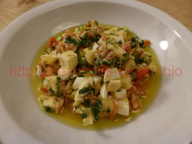 "Ketogenes Essen - Tomate mit Mozzarella und Ei"