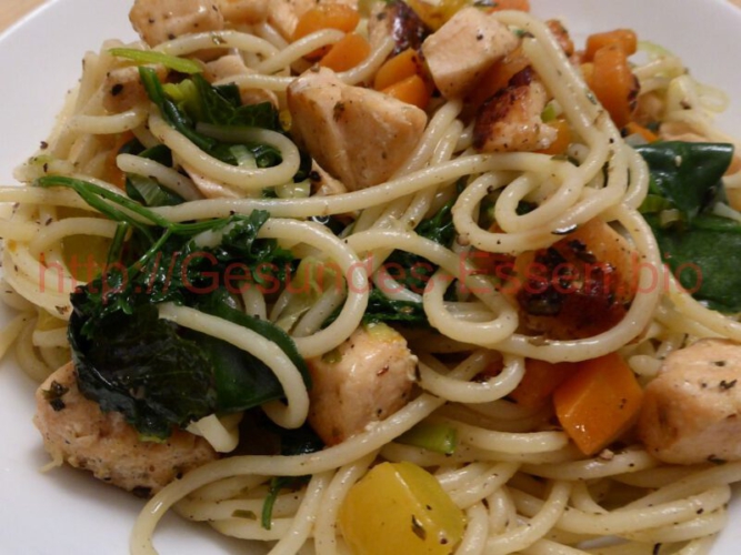 "Nudeln mit Huhn und Gemüse"