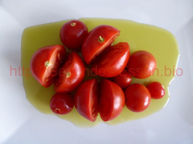 "Ein Tomaten-Kräutersalat entsteht 03"