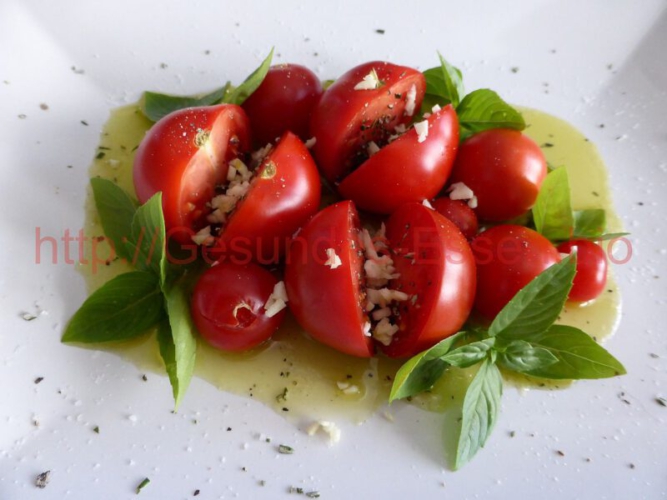 "Ein Tomaten-Kräutersalat entsteht 07"