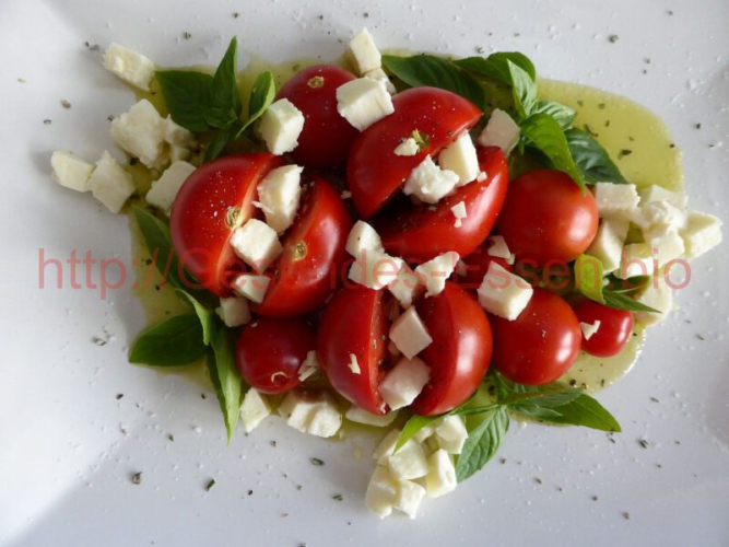 "Ein Tomaten-Kräutersalat entsteht 08"