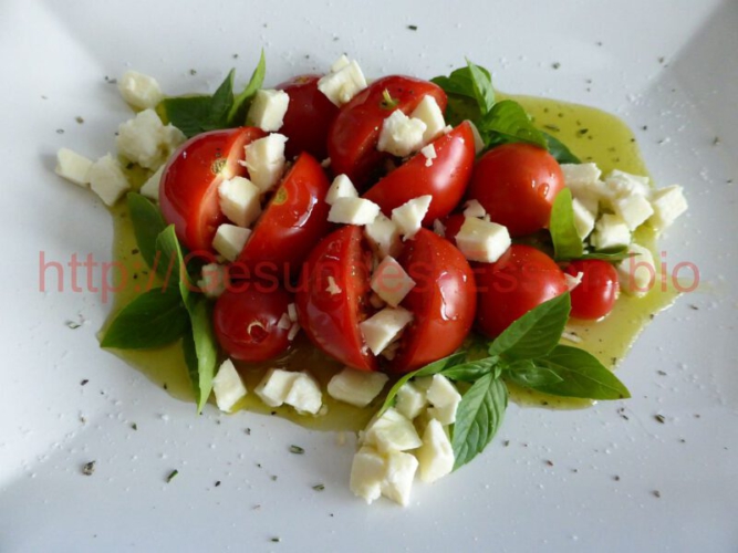 "Ein Tomaten-Kräutersalat entsteht 09"