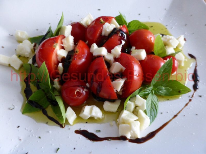 "Ein Tomaten-Kräutersalat entsteht 10"