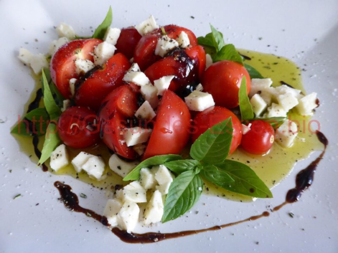 "Ein Tomaten-Kräutersalat entsteht 11"